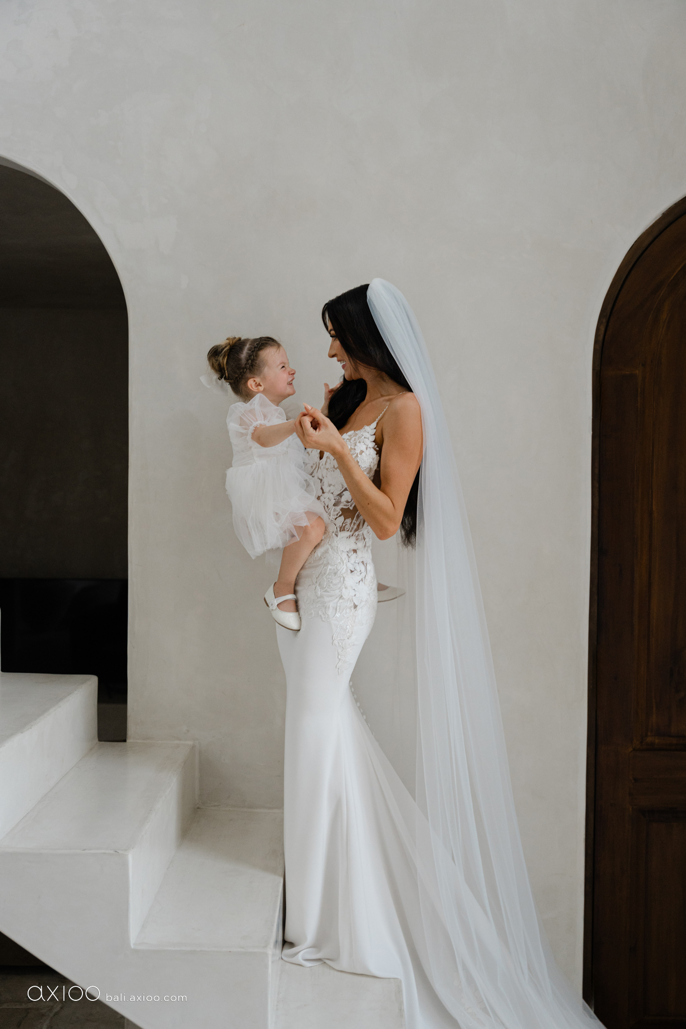 Axioo: Little Scene Stealers